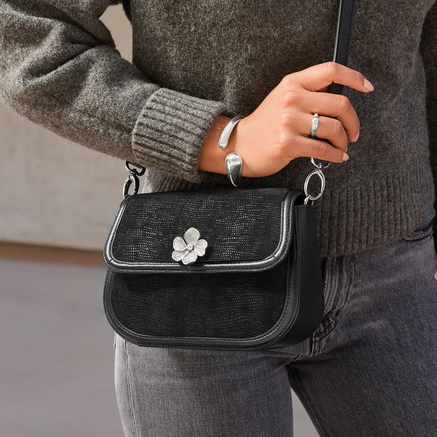 Everbloom Noir Arlo Flap Cross Body Bag black 4